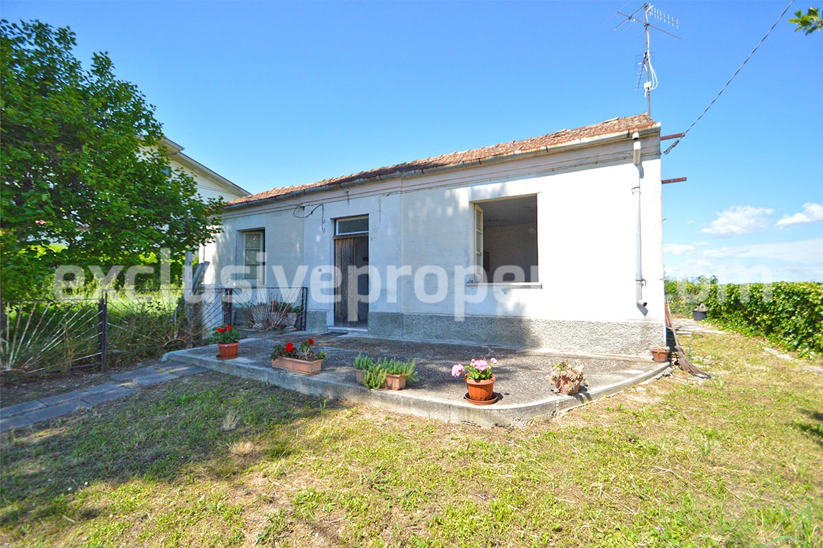 House with terrace and garden for sale near the sea Abruzzo Villalfonsina 1