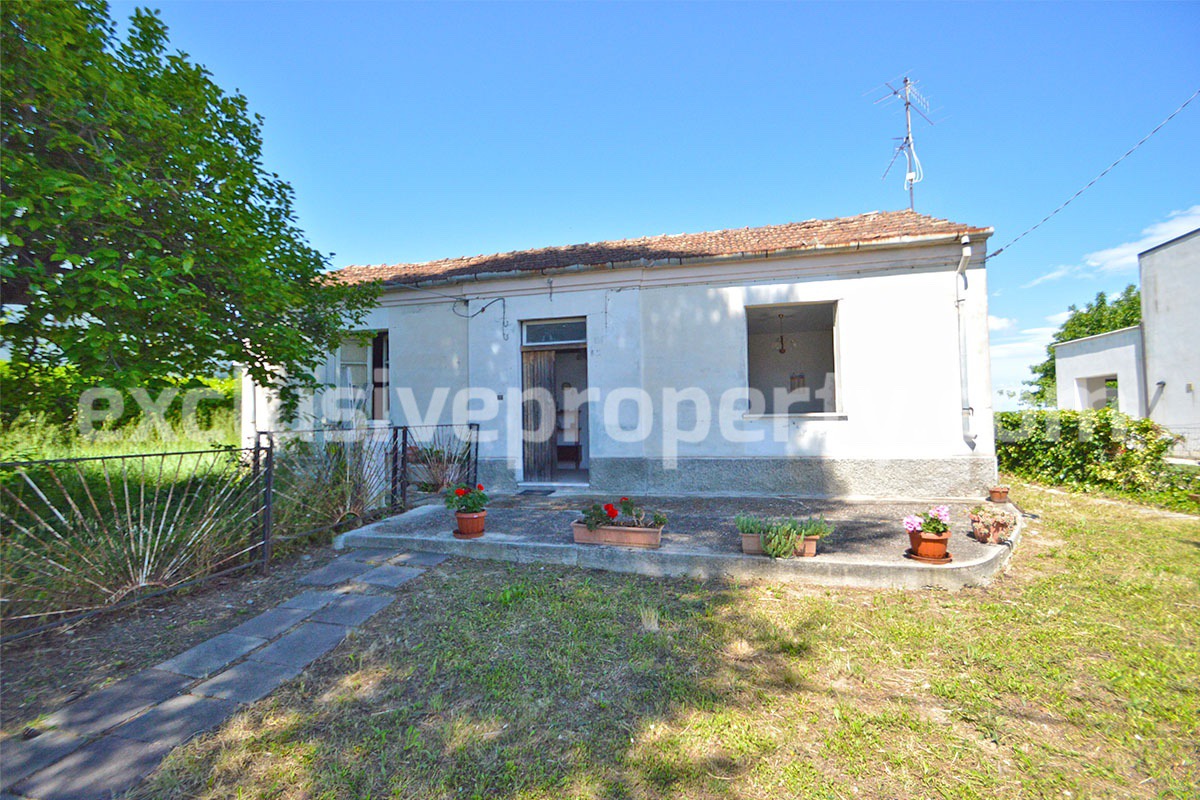House with terrace and garden for sale near the sea Abruzzo Villalfonsina 2