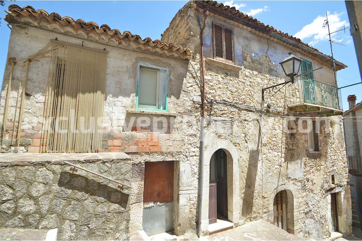 Ancient stone house with garden for sale in Bagnoli del Trigno Molise Italy