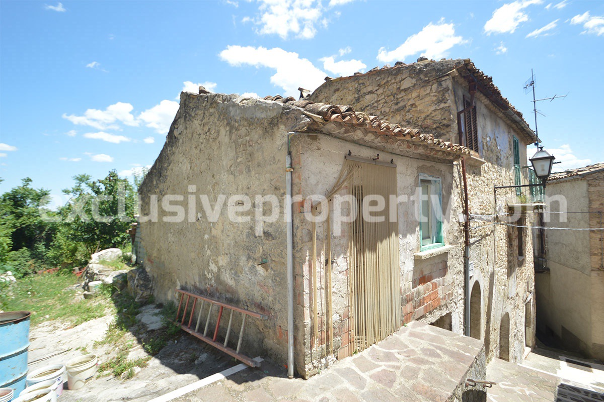 Ancient stone house with garden for sale in Bagnoli del Trigno Molise Italy