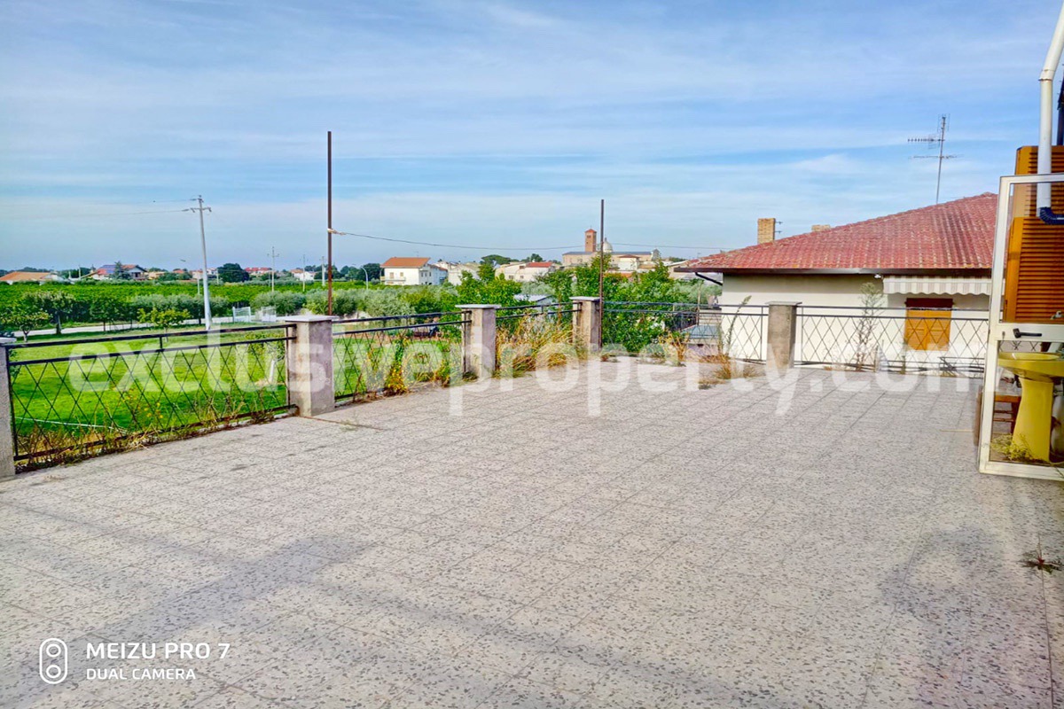 Property with large terrace and garden for sale just a few km from the sea