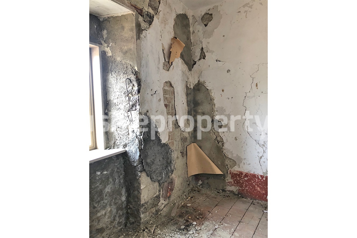 Stone house to be completely restored inside for sale in Civitacampomarano 21