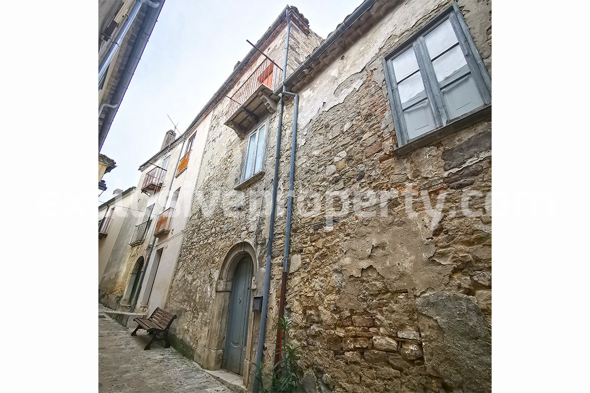 Stone house to be completely restored inside for sale in Civitacampomarano 1
