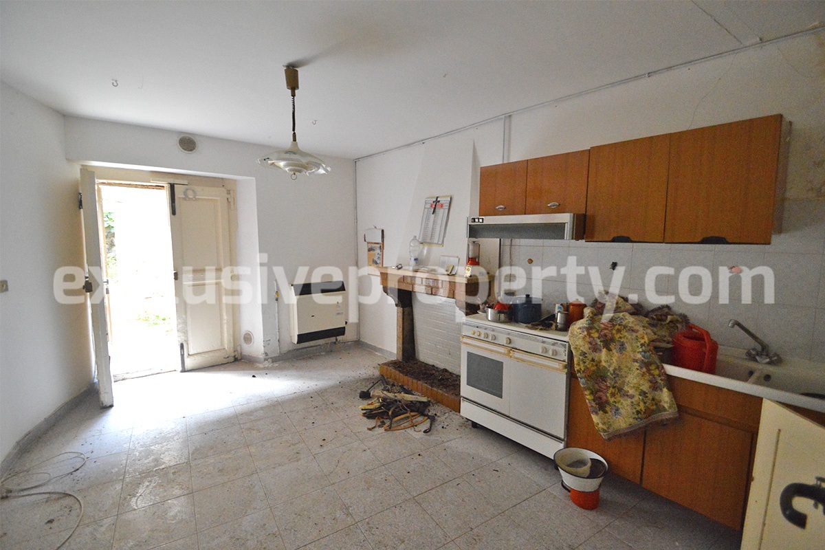 Small house located in the old part of the beautiful village of Civitacampomarano 4