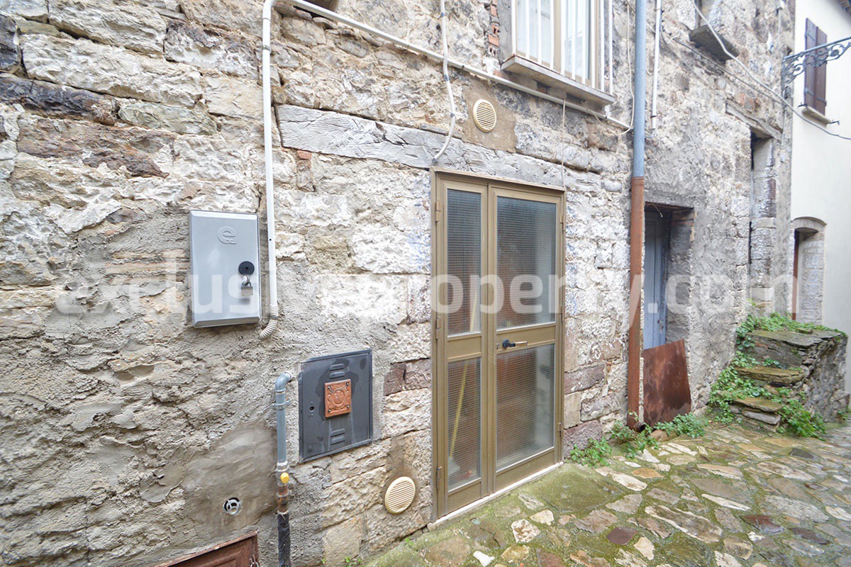 Small house located in the old part of the beautiful village of Civitacampomarano