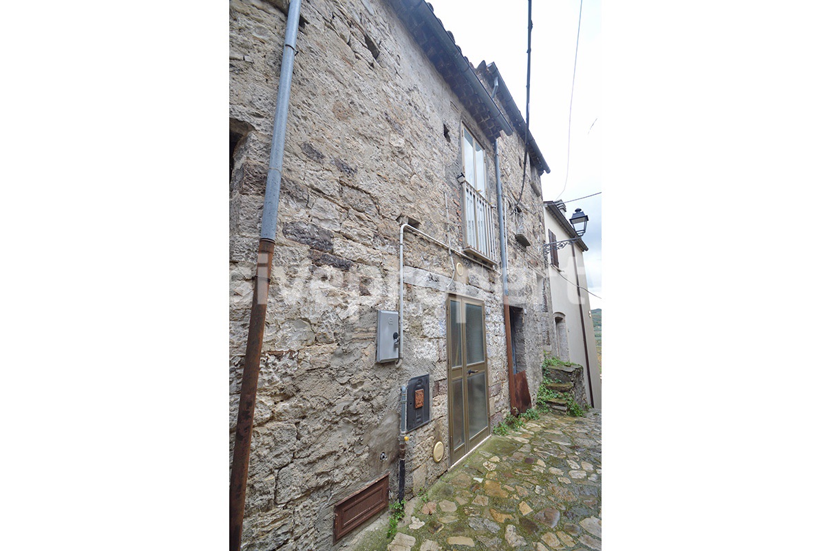 Small house located in the old part of the beautiful village of Civitacampomarano