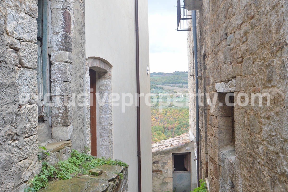Small house located in the old part of the beautiful village of Civitacampomarano 3