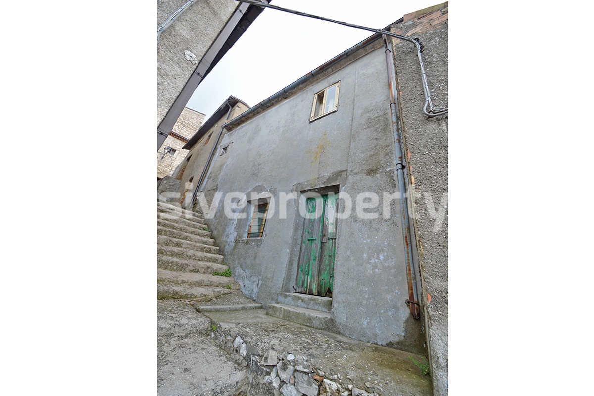Two-storey stone house with courtyard for sale in Abruzzo 1