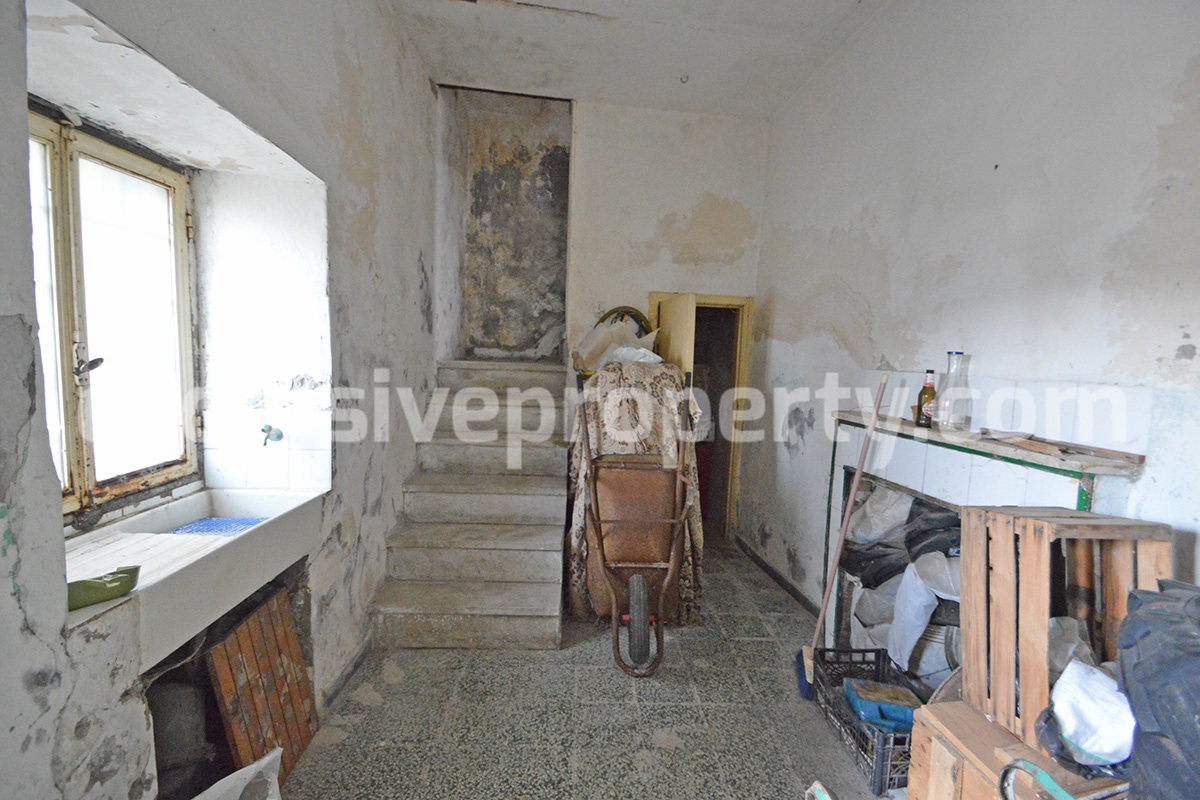 Two-storey stone house with courtyard for sale in Abruzzo