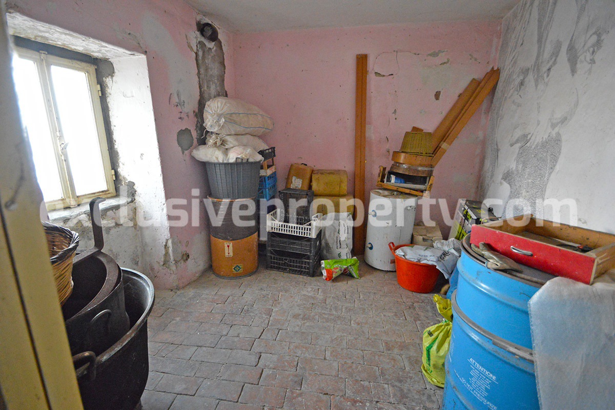 Two-storey stone house with courtyard for sale in Abruzzo