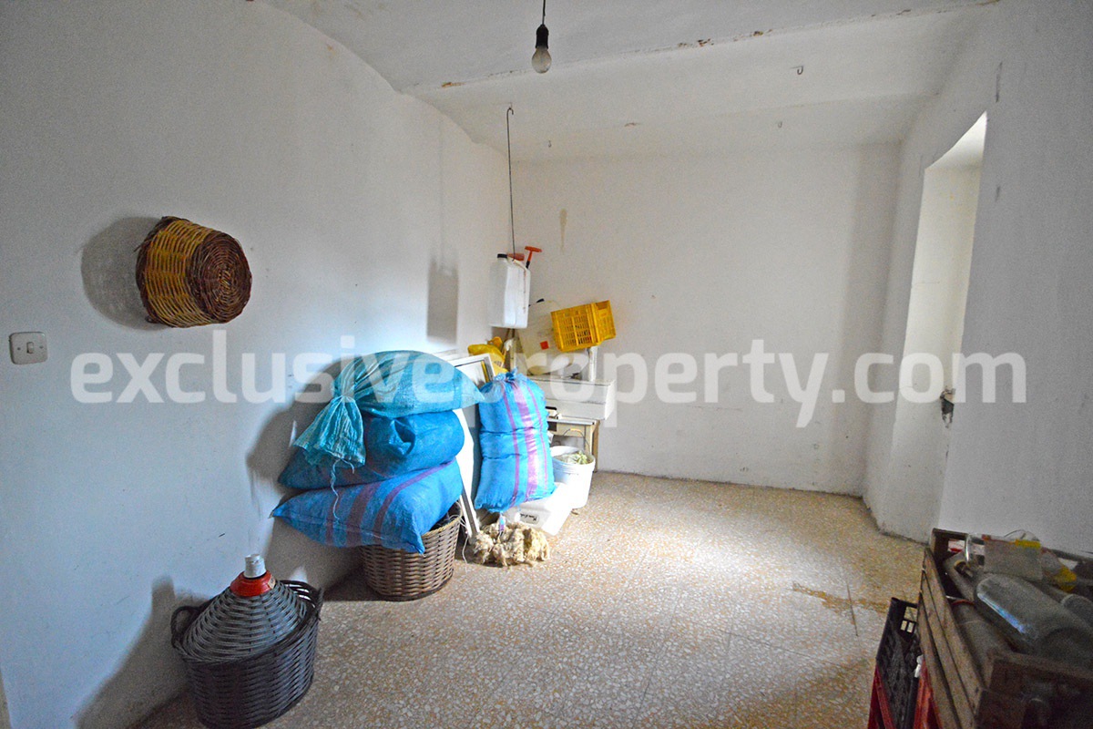 Two-storey stone house with courtyard for sale in Abruzzo 7