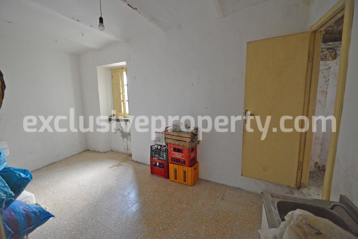 Two-storey stone house with courtyard for sale in Abruzzo 8