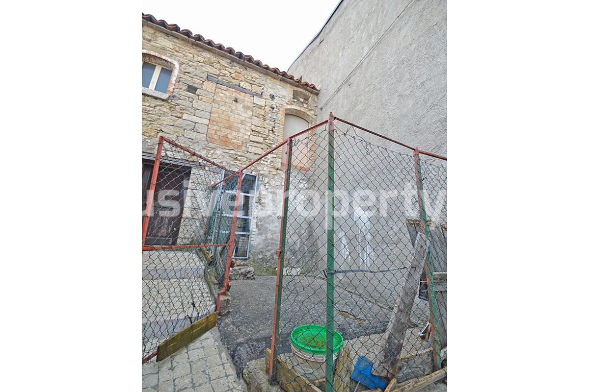 Two-storey stone house with courtyard for sale in Abruzzo 11
