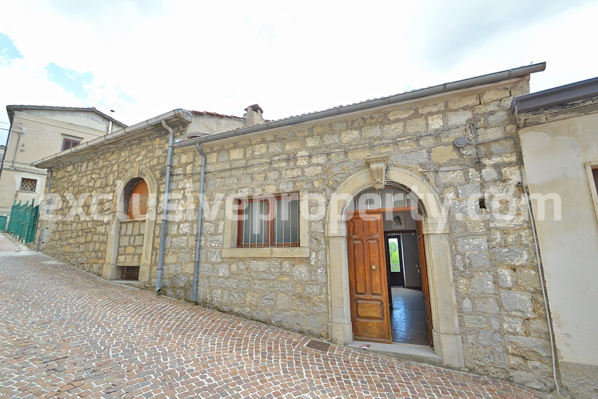 Stone house with garden for sale in the town of Belmonte del Sannio - Molise