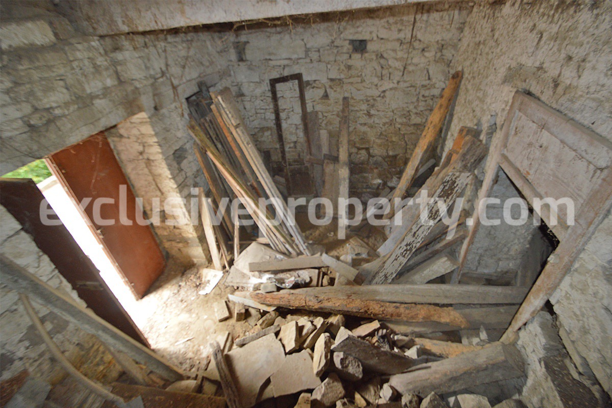 Stone house with garden for sale in the town of Belmonte del Sannio - Molise