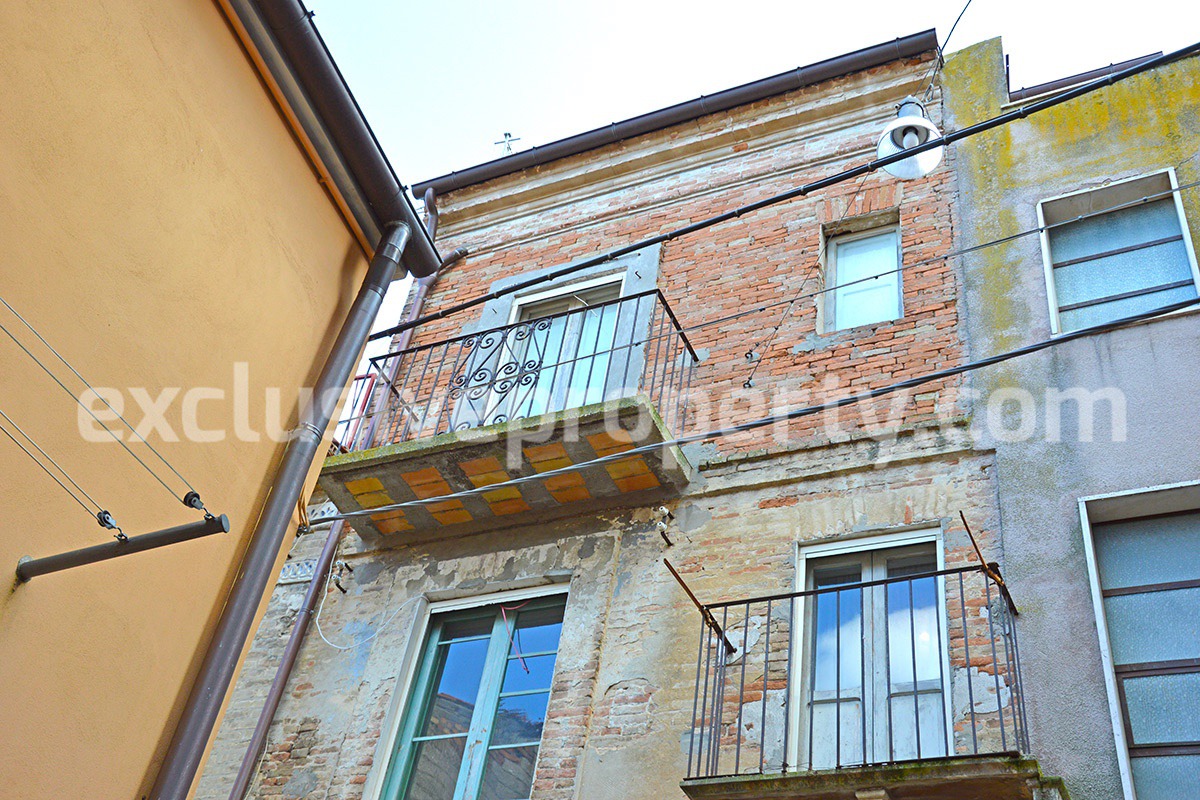Spacious old brick house a few km from the sea for sale in Italy