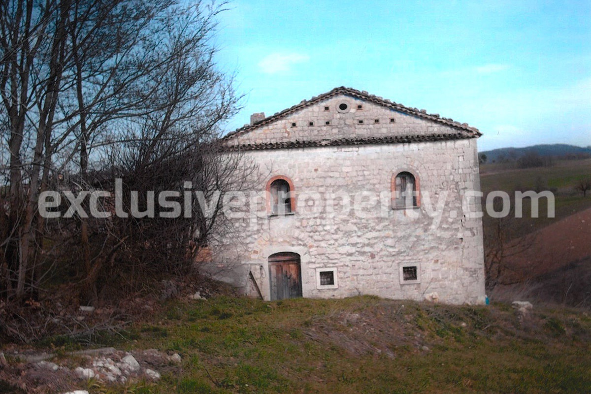 Ancient and spacious stone farmhouse located in a very scenic area for sale Molise 4