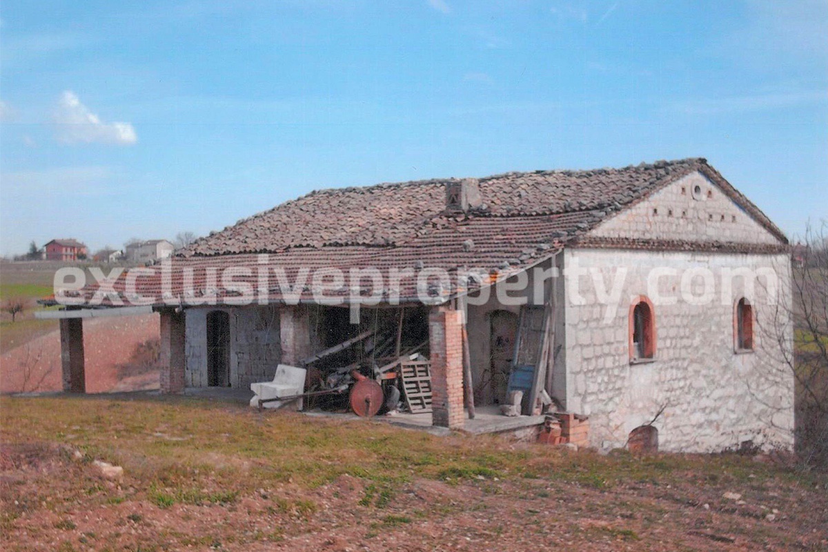 Ancient and spacious stone farmhouse located in a very scenic area for sale Molise 5