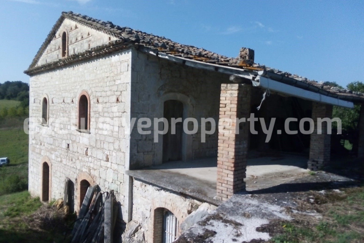 Ancient and spacious stone farmhouse located in a very scenic area for sale Molise 8