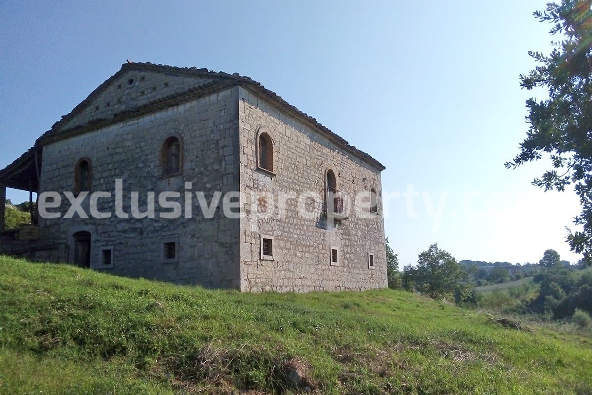 Ancient and spacious stone farmhouse located in a very scenic area for sale Molise 2