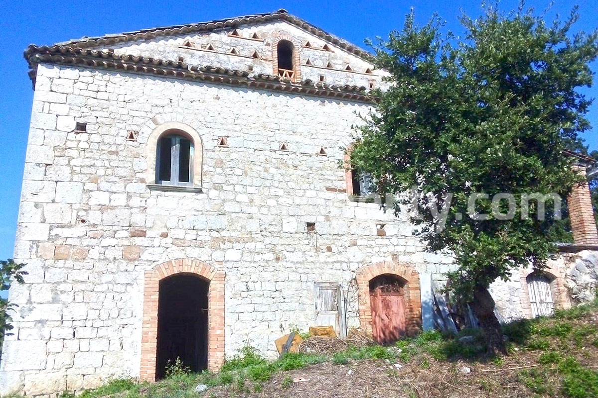 Ancient and spacious stone farmhouse located in a very scenic area for sale Molise 3