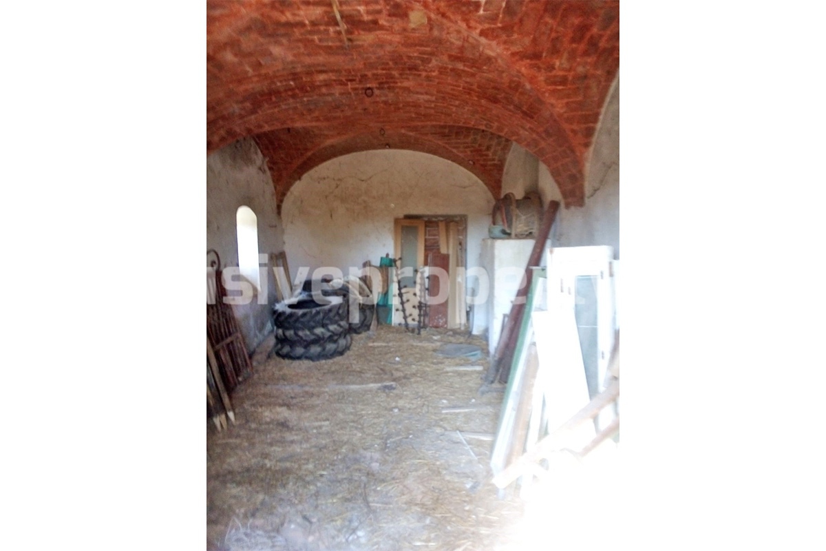 Ancient and spacious stone farmhouse located in a very scenic area for sale Molise 12