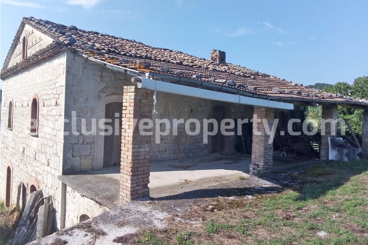 Ancient and spacious stone farmhouse located in a very scenic area for sale Molise 10