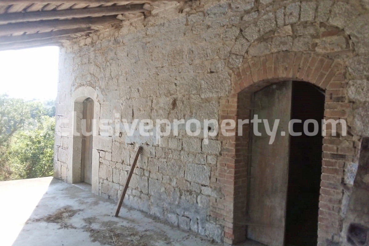 Ancient and spacious stone farmhouse located in a very scenic area for sale Molise 11