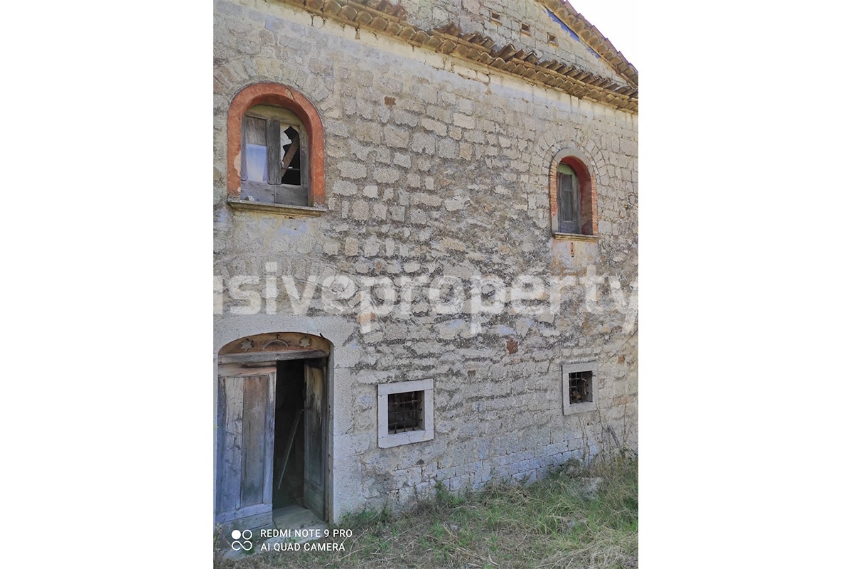 Ancient and spacious stone farmhouse located in a very scenic area for sale Molise 7