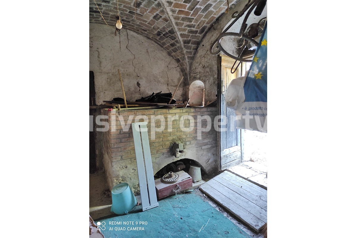 Ancient and spacious stone farmhouse located in a very scenic area for sale Molise 27