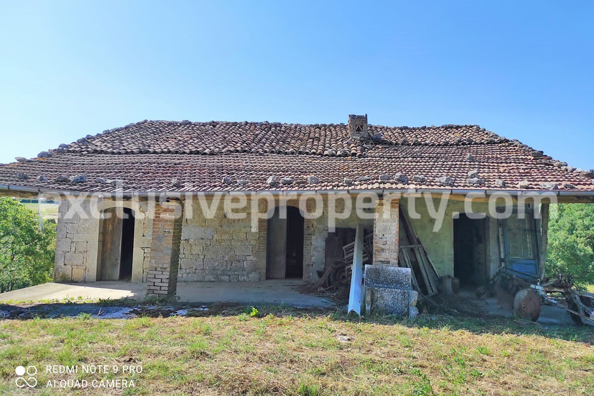 Ancient and spacious stone farmhouse located in a very scenic area for sale Molise 34