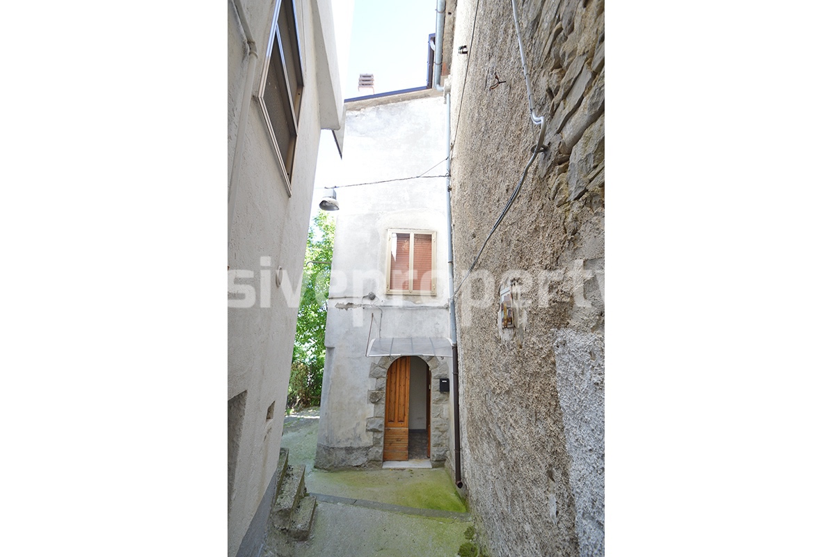 Habitable and well kept village house for sale in Belmonte del Sannio Molise 2
