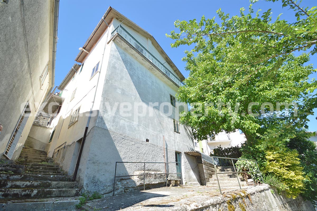 Habitable and well kept village house for sale in Belmonte del Sannio Molise 1