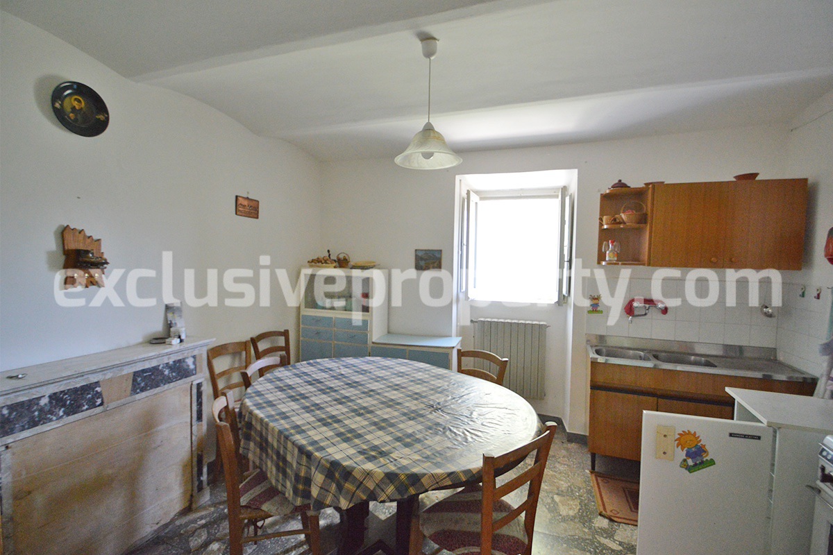 Habitable and well kept village house for sale in Belmonte del Sannio Molise