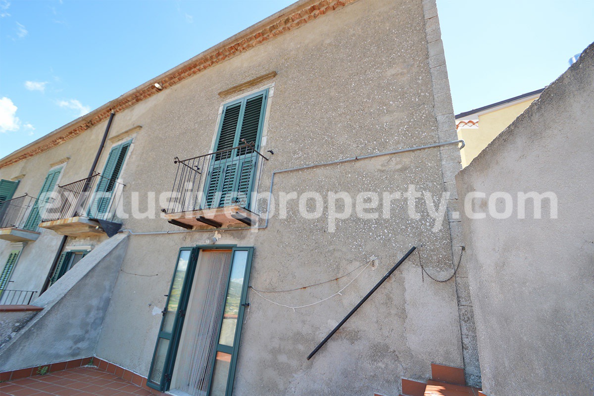 Portion of historic stone building in good condition for sale in Belmonte del Sannio