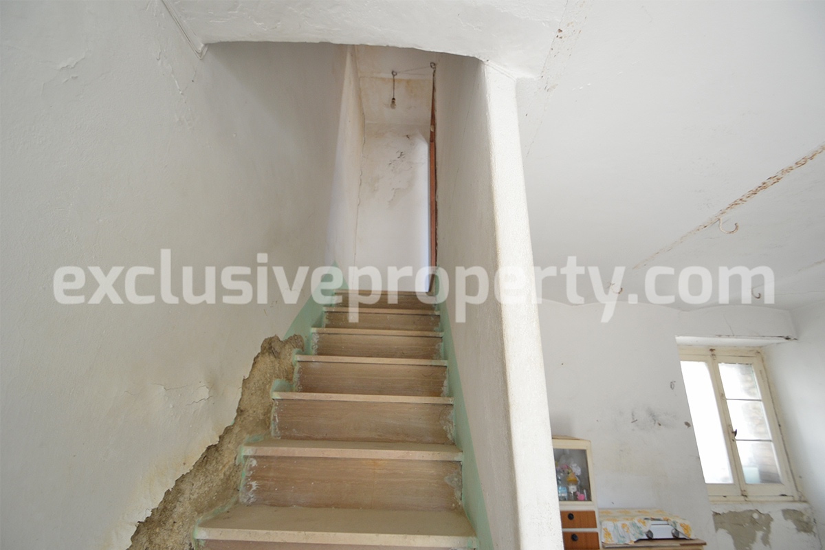 Stone house for sale in the village of Belmonte del Sannio in the center of Molise