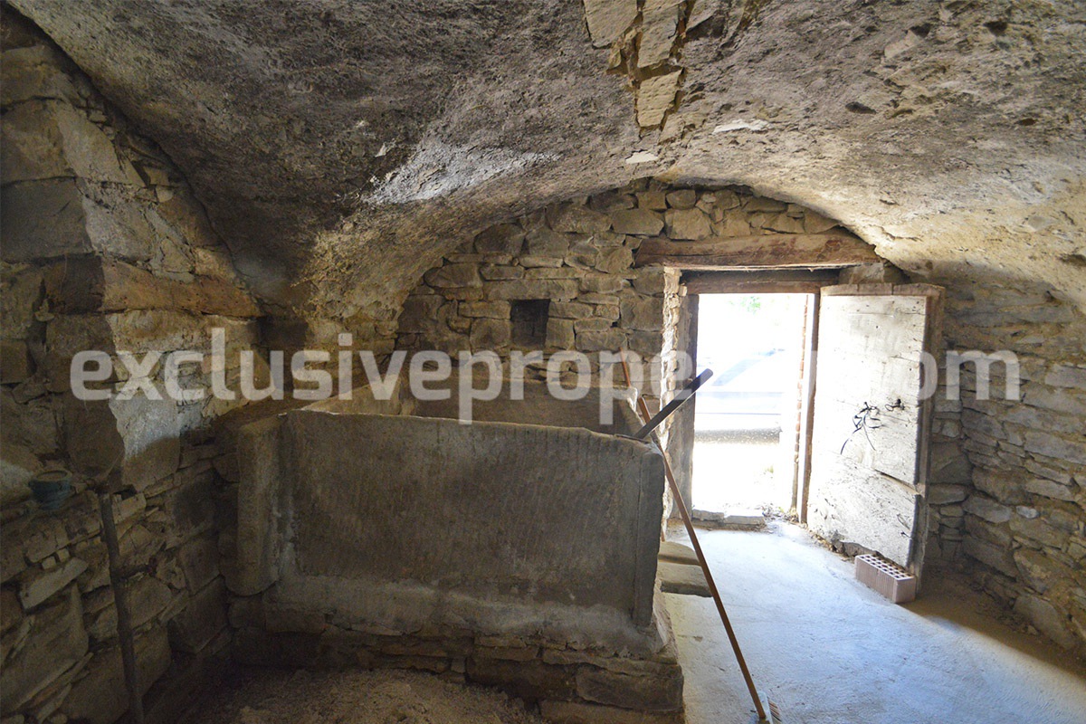 Stone house for sale in the village of Belmonte del Sannio in the center of Molise