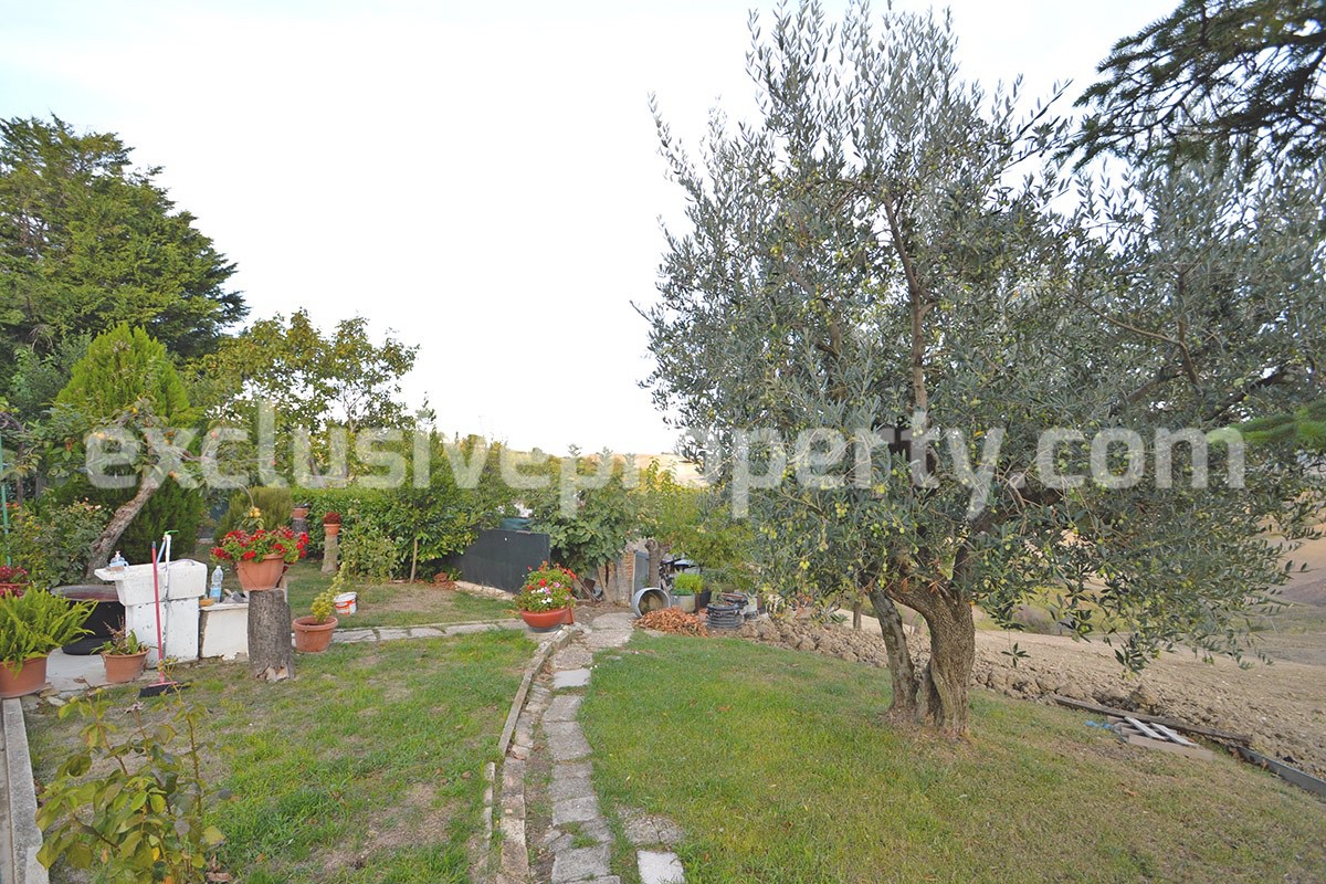 Detached country house with terrace  barn and land for sale in Abruzzo 6