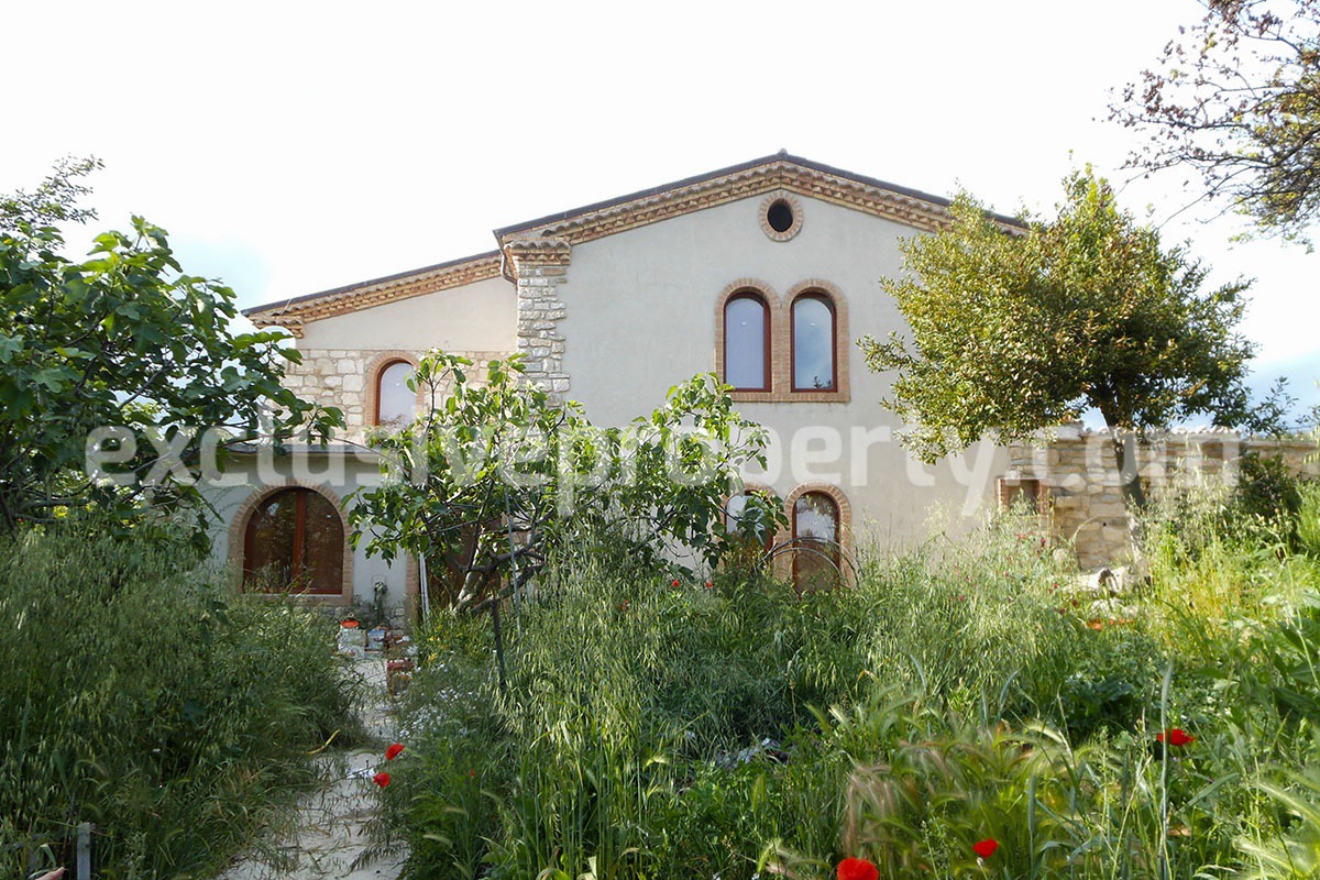 Spacious country villa for sale in Busso Campobasso 1