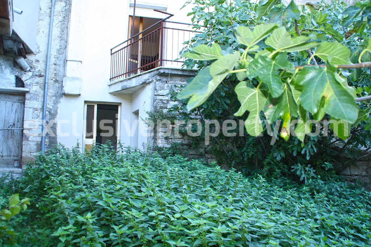 Habitable town house with garden for sale in Castelbottaccio Molise 2