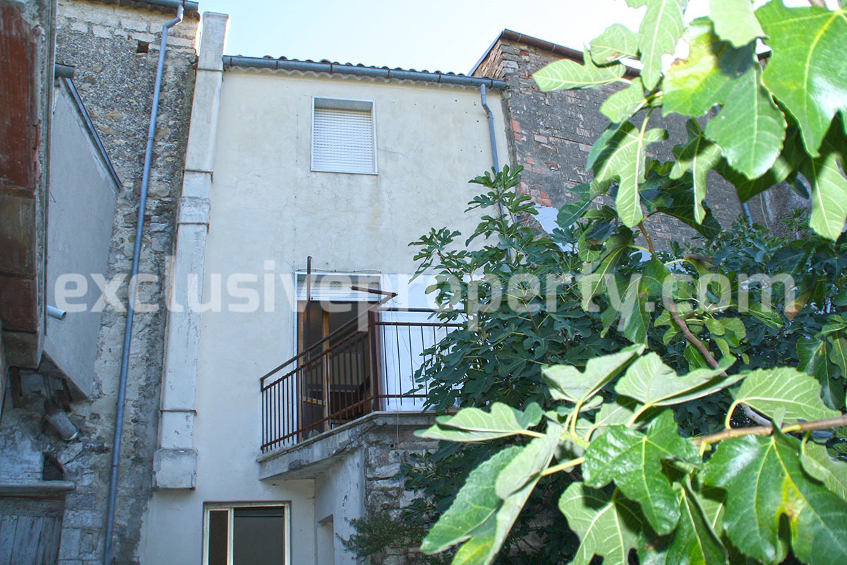 Habitable town house with garden for sale in Castelbottaccio Molise 1