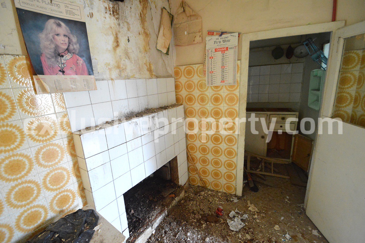 Town house to renovate with an outdoor space for sale in Civitacampomarano 3