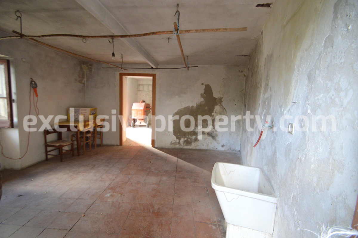 Town house to renovate with an outdoor space for sale in Civitacampomarano 6