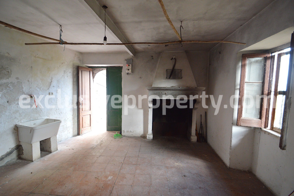 Town house to renovate with an outdoor space for sale in Civitacampomarano 5