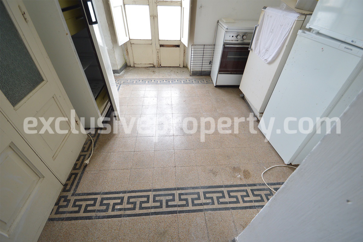 Town house with cellar and ancient door for sale in Castelbottaccio - Molise