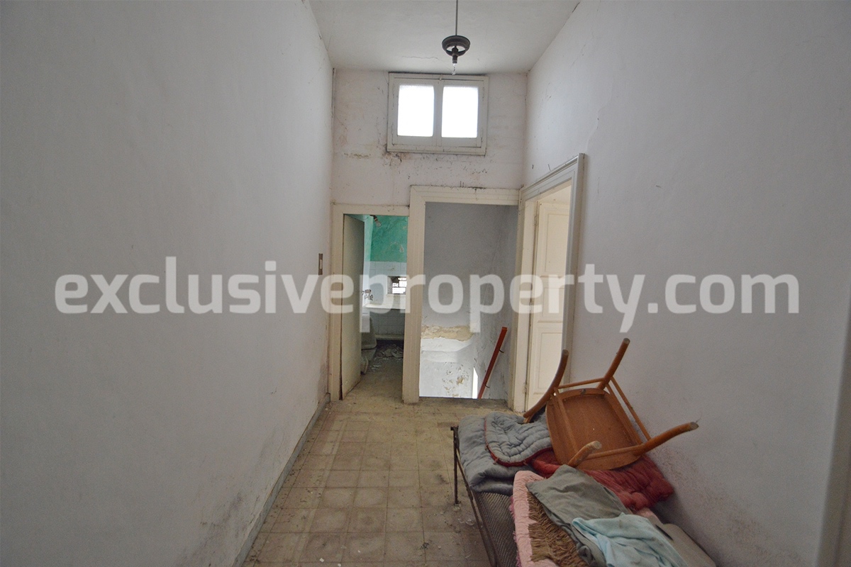 Town house with cellar and ancient door for sale in Castelbottaccio - Molise