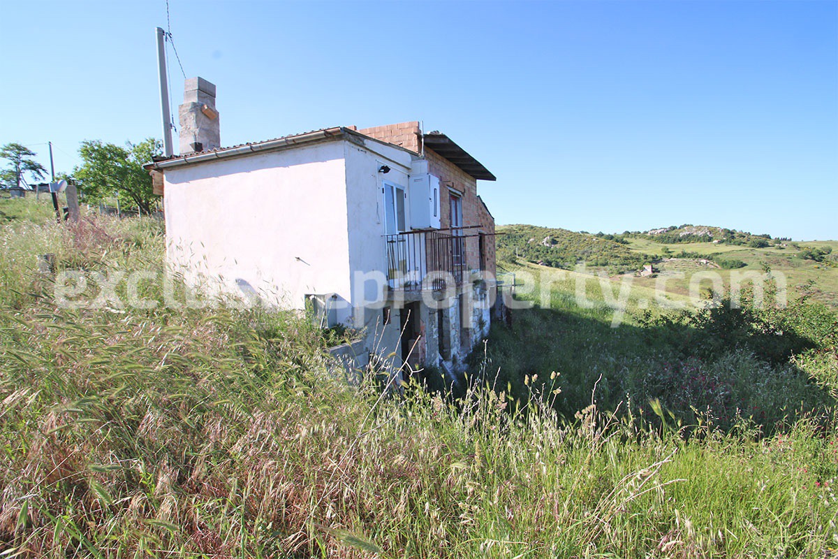 Country house with view of the Molise valley for sale in the outskirt of Campobasso