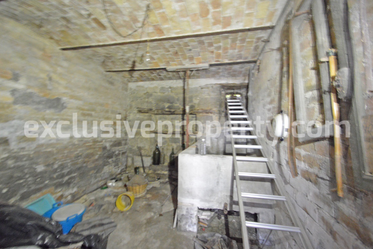 Stone house to renovate for sale in Abruzzo mountains - Italy