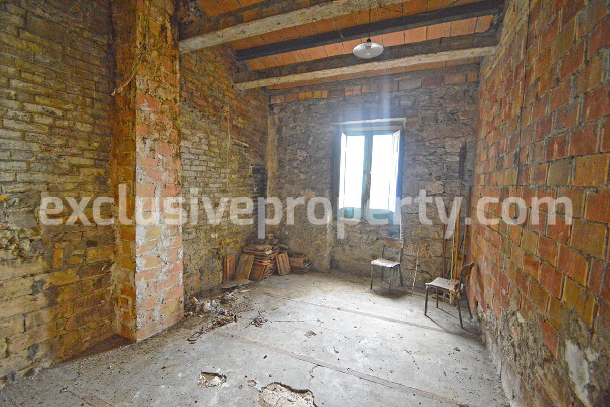 Stone house to renovate for sale in Abruzzo mountains - Italy