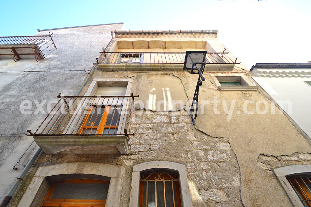 Village house with two independent entrances for sale in Molise 1